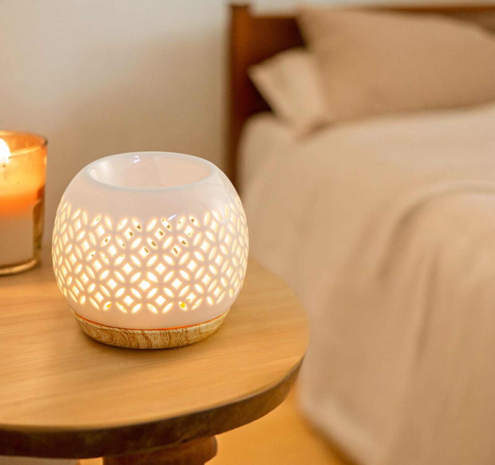 Brûle-parfum Qianbi céramique vue angle motif symétrique ajouré diffusion lumière porte-bonheur asiatique