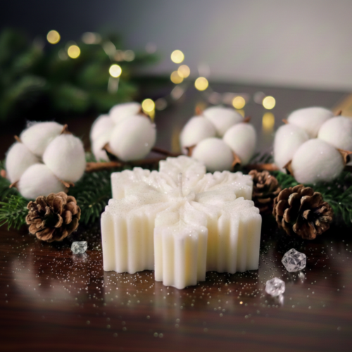 Vue de dessus d'une bougie artisanale en forme de flocon de neige blanc avec paillettes argentées