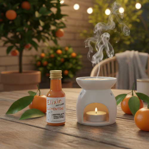 Élixir d'huile naturelle Clémentine Allume Tes Sens posé sur une table de terrasse en soirée, flacon orange scintillant dans une ambiance extérieure chaleureuse.
