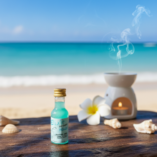 Élixir de parfum naturel Monoï Allume Tes Sens, huile pailletée dorée dans un décor de plage avec sable et coquillages