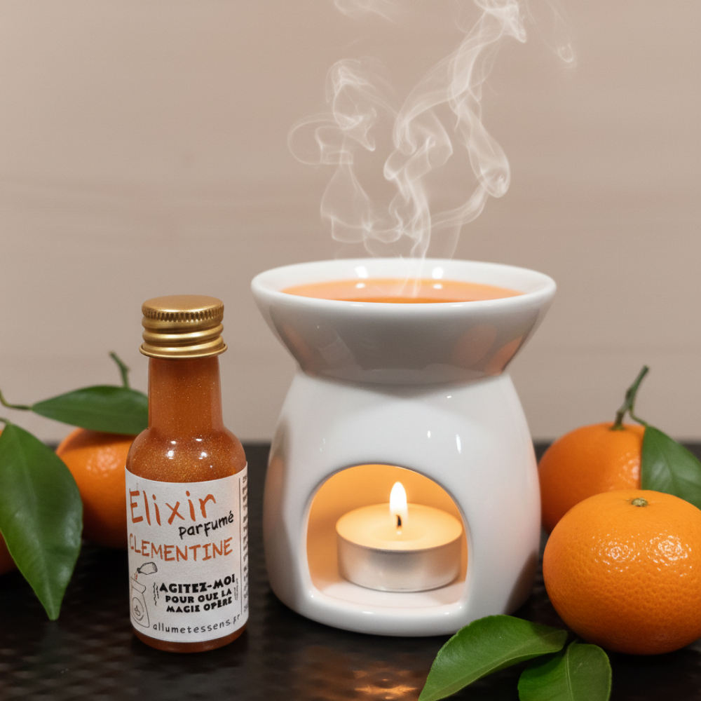 Huile parfumée naturelle à la Clémentine Allume Tes Sens dans un brûle-parfum, liquide orange scintillant aux reflets dorés.