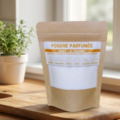 Sachet de poudre parfumée senteur Monoï posé sur un support en bois, évoquant les vacances et le soleil pour la désodorisation de la maison.