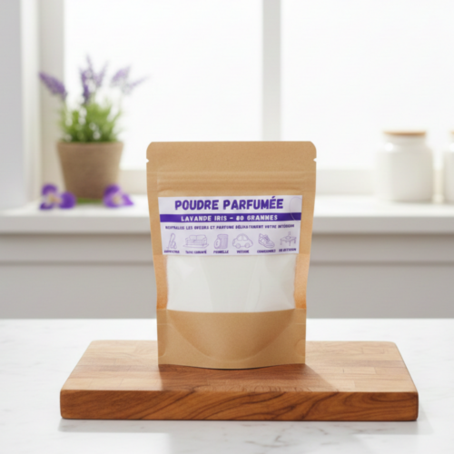 Sachet de poudre parfumée à la lavande posé sur un meuble en bois, entouré de brins de lavande séchés pour une ambiance apaisante et purifiante.