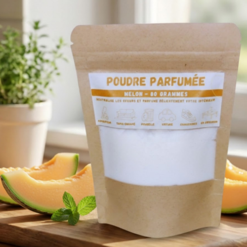 Sachet de poudre parfumée au melon posé sur une planche en bois avec des tranches de melon frais, ambiance lumineuse et naturelle.