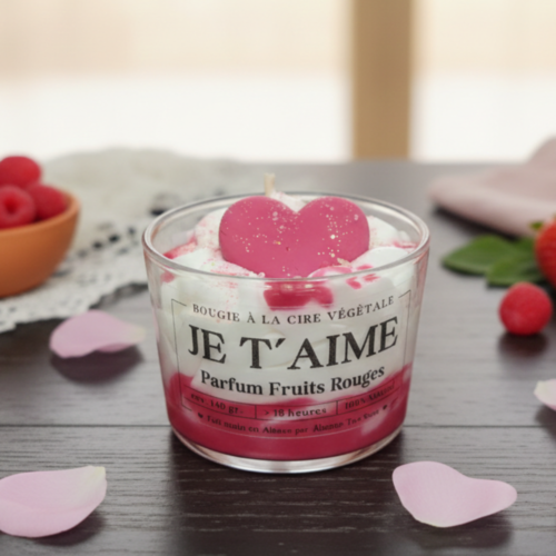 Bougie artisanale gourmande chantilly Je t'aime parfum fruits rouges avec cœur pailleté.
