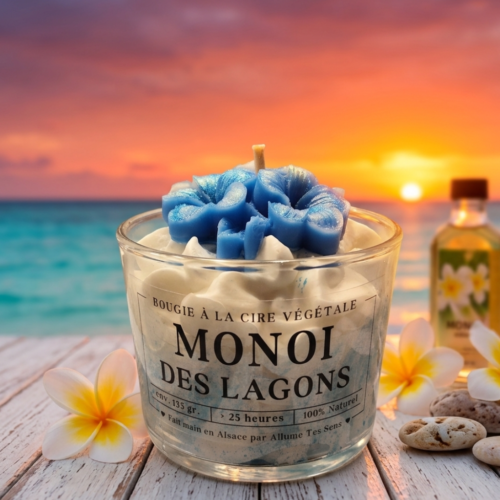 Bougie chantilly Monoï des Lagons sur un ponton en bois face à la mer au coucher du soleil.
