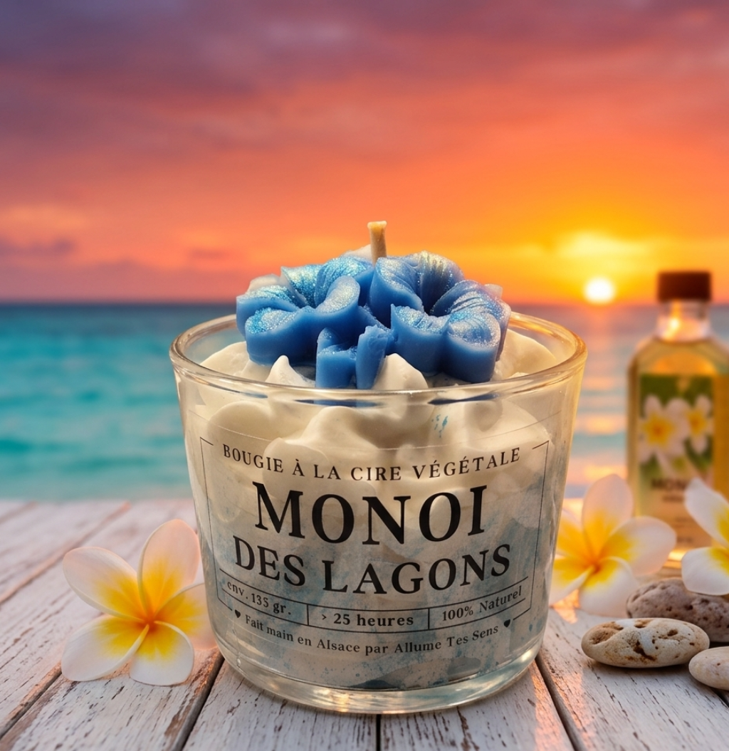 Bougie chantilly Monoï des Lagons sur un ponton en bois face à la mer au coucher du soleil.